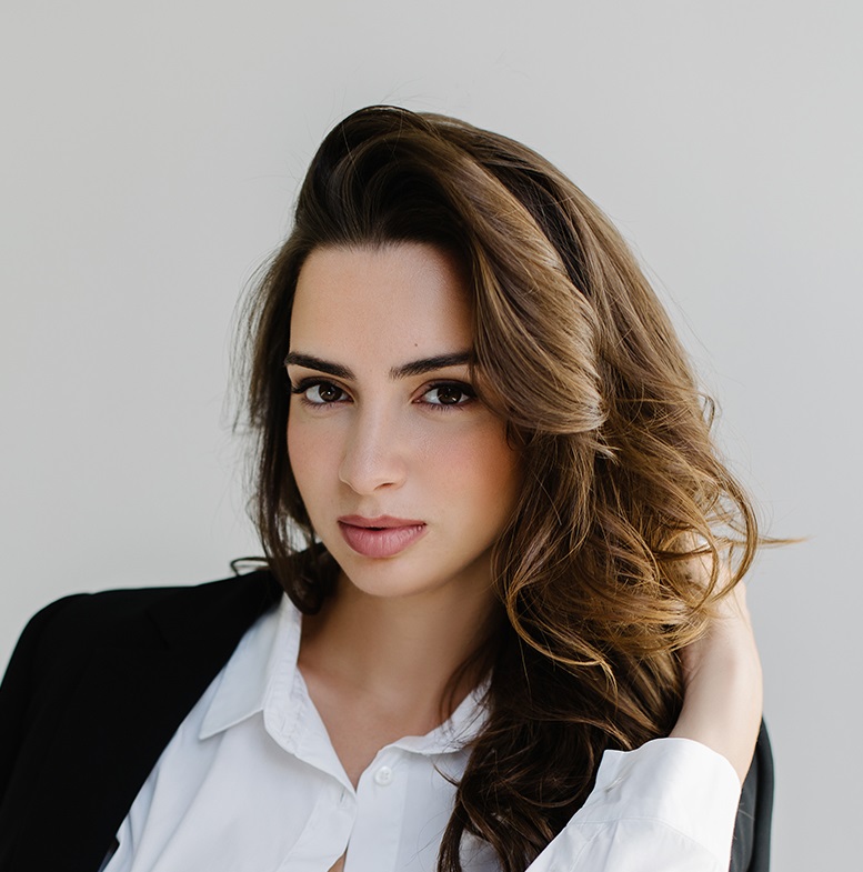 Эстер Устаева